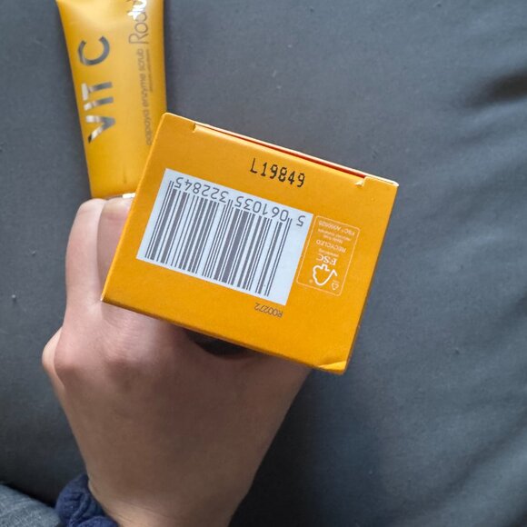 Rodial | NEW Vitamin C Papaya Enzyme Scrub 70 ml/2.36 fl oz - Picture 4 of 5